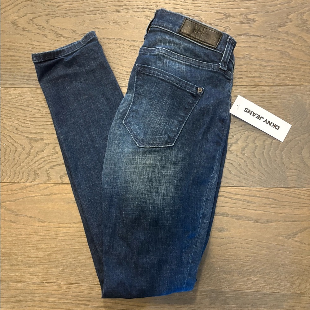 DKNY ladies dark denim curvy skinny jeans sz 0 NWT ret $139
